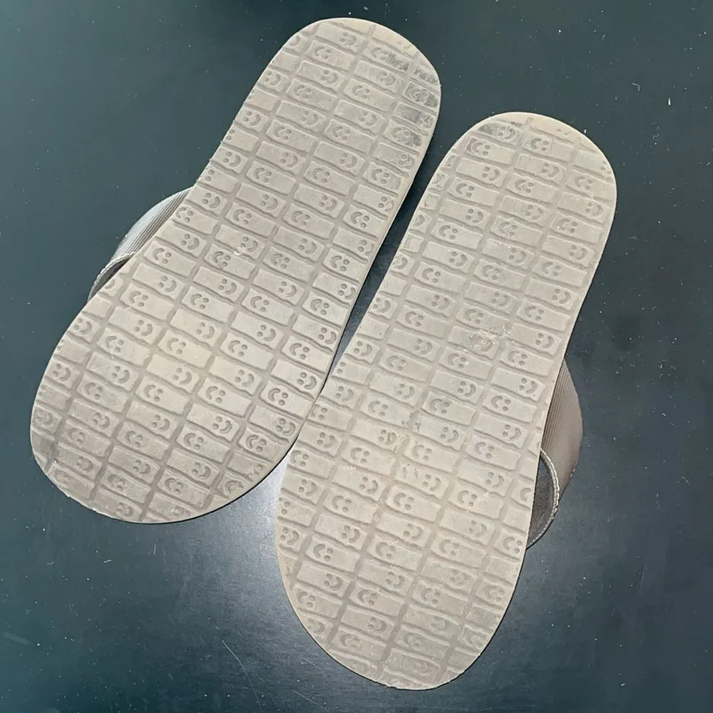 Sanuk comfortable flip